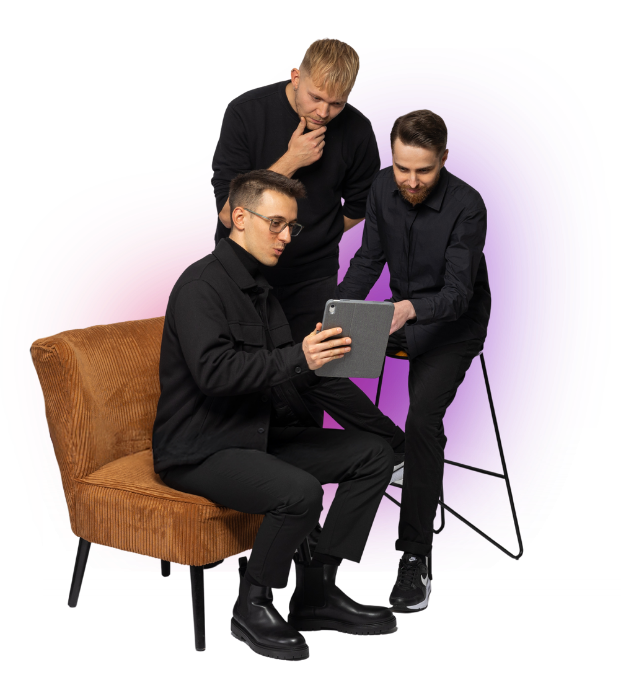 Zespół agencji dais analizujący kampanię Meta Ads na tablecie